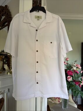 Men's White Short-Sleeve Hawaiian  Shirt. Size Large